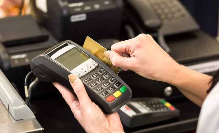 8 lưu ý khi quẹt thẻ thanh toán tại quầy, tránh bị mất cắp thông tin