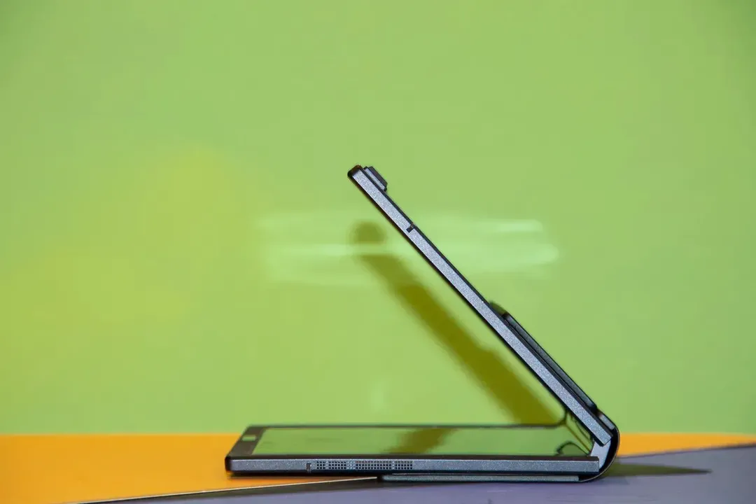 Asus ra mắt laptop màn hình gập ZenBook 17 Fold OLED, giá "chỉ" 82 triệu đồng