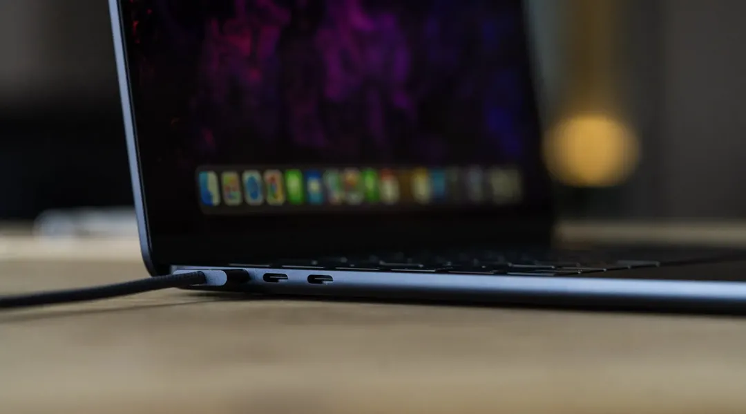 Đánh giá chi tiết MacBook Air M2: dễ nóng, ổ cứng chậm, RAM "bèo bọt" 8GB, được cái màn hình đẹp và loa ngon
