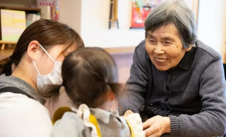 Viện dưỡng lão Nhật Bản "tuyển" trẻ em di dạo cùng người già, trả lương bằng...bỉm và sữa công thức!