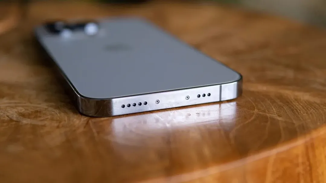 Hết jack 3.5mm lại đến khay SIM bị loại bỏ, có phải Apple đang hướng tới thiết kế iPhone không cổng? 