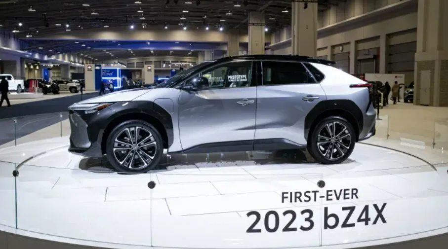 Thiên hạ đổ xô làm xe điện, tại sao hãng xe lớn nhất thế giới Toyota vẫn hờ hững?