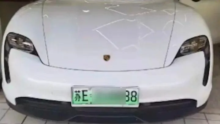 thumbnail - Siêu xe điện Porsche Taycan hơn 6 tỷ đồng bốc cháy ở Trung Quốc, tài xế bị thiêu sống