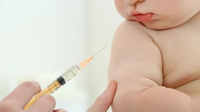 thumbnail - Vì sao không nên trì hoãn tiêm vaccine cho bé? Lợi ích của tiêm vaccine