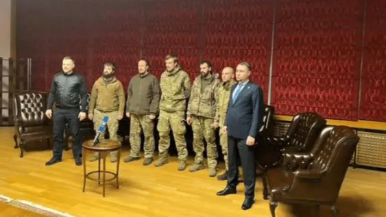 thumbnail - Nga thả chỉ huy tiểu đoàn Azov, ân xá cho lính đánh thuê Anh để đổi lấy "bạn của Putin"