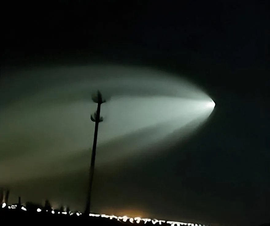 Xuất hiện UFO phát sáng khổng lồ ở Tân Cương, Trung Quốc