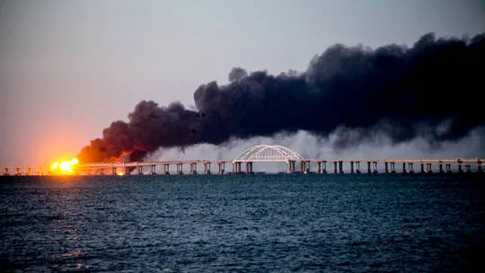 Điều gì đã làm nổ tung cây cầu Crimean? Xe tải, tên lửa hay máy bay không người lái?
