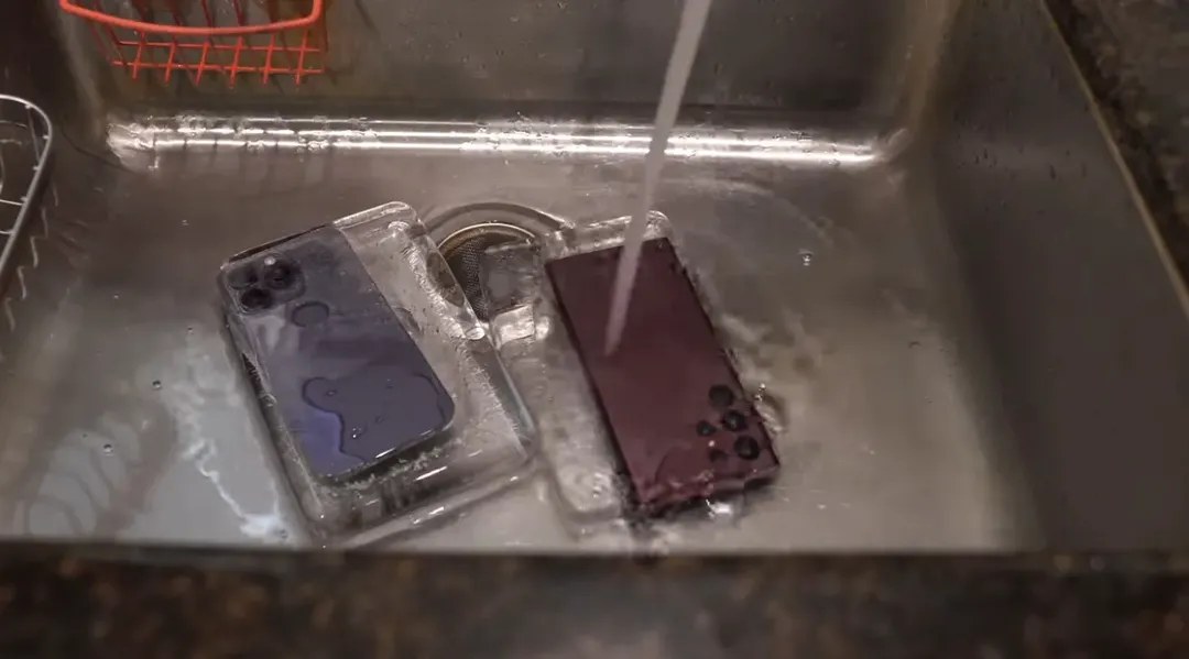 Đóng băng iPhone 14 Pro Max và Galaxy S22 Ultra trong nước đá 10 giờ: bạn đoán xem có điện thoại nào trụ nổi không?