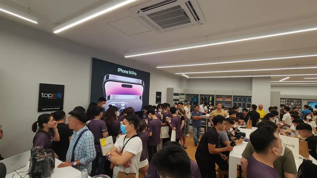 iPhone 14 chính hãng tại Việt Nam giao hàng từ giữa đêm, hơn 80% chọn mua 14 Pro Max