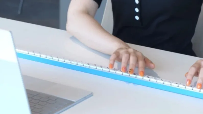 thumbnail - Kỹ sư Google Nhật chế tạo bàn phím dài như cây gậy nhưng vẫn đầy đủ phím