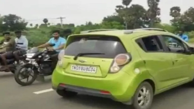 thumbnail - Ấn Độ: Người đàn ông lập kỷ lục lái xe ngược chiều 16km chỉ trong chưa đầy  30 phút