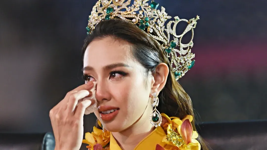 thumbnail - Hoa hậu Thùy Tiên bị kiện quỵt nợ tiền tỉ để đi thi hoa khôi, trong khi cô khẳng định mình bị lừa ký giấy vay tiền