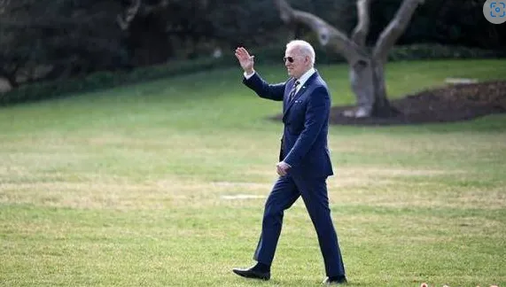 "Tôi nên đi đâu?". Cụ ông Biden lại bị lạc trên bãi cỏ Nhà Trắng
