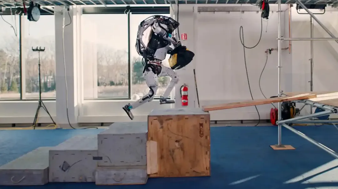 Boston Dynamic khoe robot có thể cầm, chụp và ném đồ vật như con người