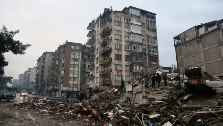 Cảnh tượng đổ nát kinh hoàng sau trận động đất ở Thổ Nhĩ Kỳ và Syria khiến hơn 4.300 người chết 