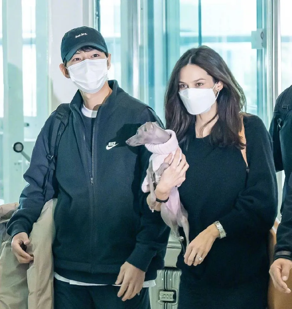 Vợ chồng Song Joong Ki xuất hiện tại sân bay, Katie đeo nhẫn kim cương to bản trên ngón áp út hút mắt