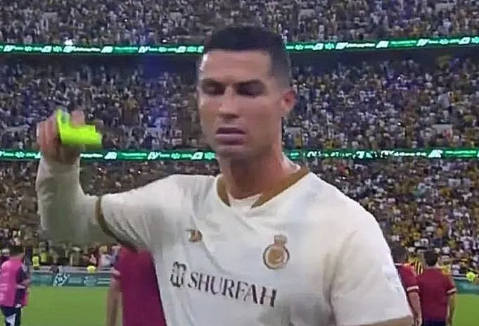 Ronaldo lại ném băng đội trưởng khi bị CĐV la ó