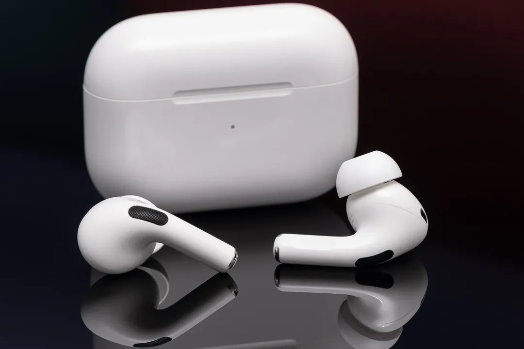 Học theo Sony, Apple cập nhật 2 tính năng mới cho tai nghe AirPods 