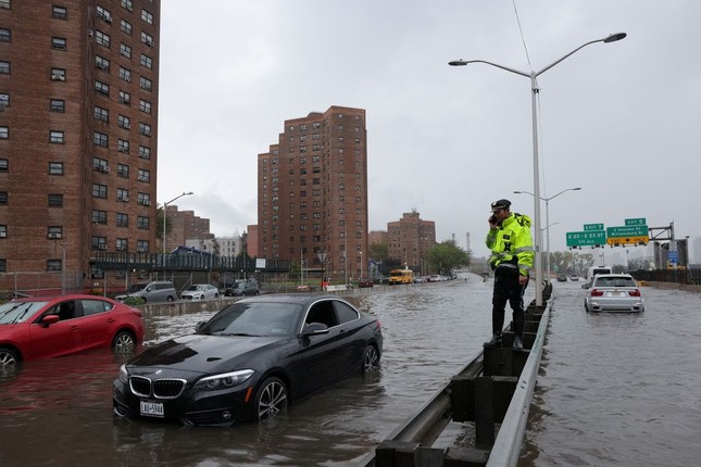 Tưởng chỉ có ở Việt Nam nào ngờ đến New York cũng ngập vì…mưa to quá