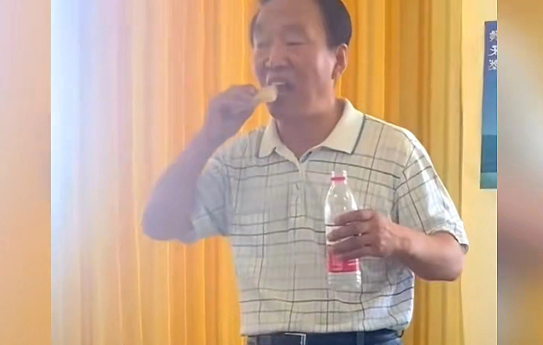 Độc lạ Trung Quốc: Chủ tịch livestream... ăn bánh xà phòng