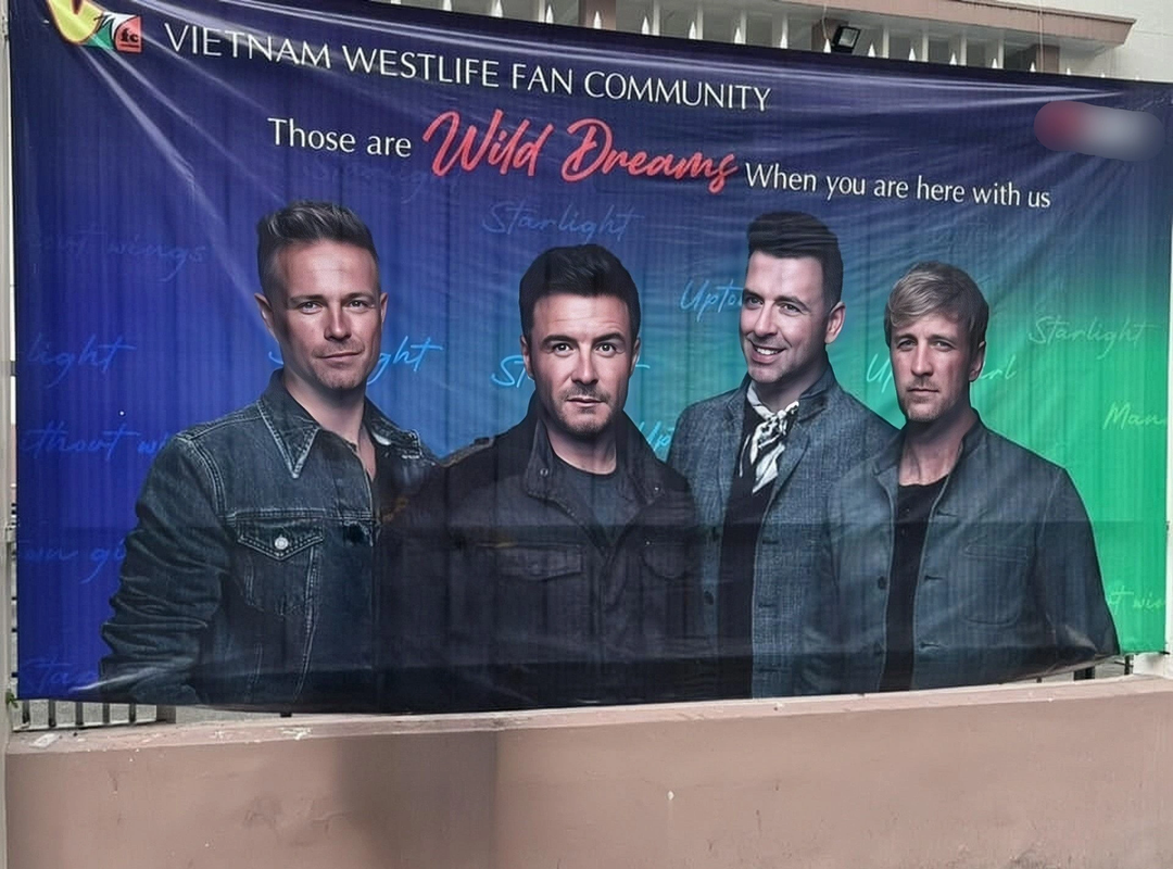 Buổi diễn Westlife đầy hình ảnh quảng cáo sàn tiền ảo và web cá độ, ban tổ chức 'vô tội'?