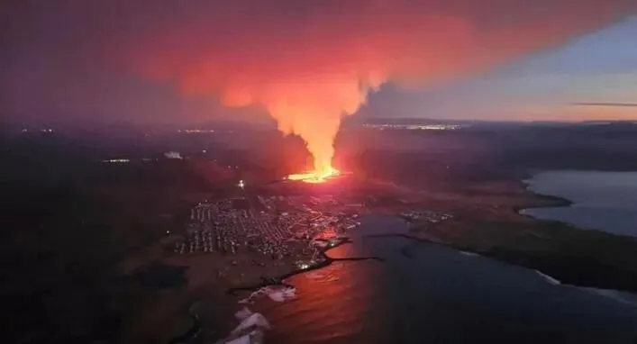 Núi lửa phun trào ở Tây Nam Iceland, dung nham tràn vào thành phố và nuốt chửng các tòa nhà