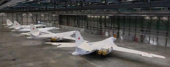 Nga bàn giao 4 máy bay ném bom chiến lược Thiên nga trắng, Putin tới nhà máy chào đón!