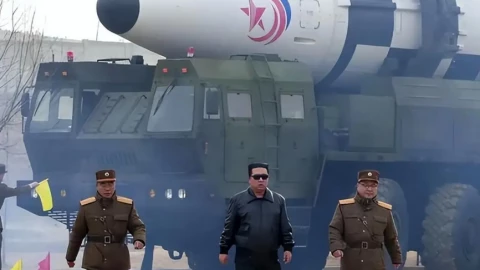 Iran và Triều Tiên: Vì sao một nước có bom hạt nhân còn nước kia thì không?