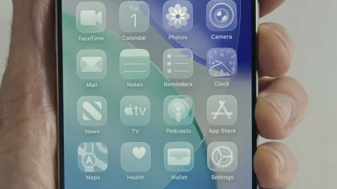 Apple đã lắng nghe người dùng: Giao diện Liquid Glass khó đọc trên iOS 26 sẽ được sửa lại