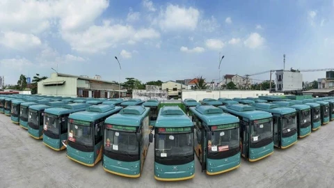 Hai ông lớn trúng thầu xe buýt tại TPHCM sắp đưa hàng trăm xe bus chạy điện vào hoạt động, lộ trình tiến đến 100% xe năng lượng xanh vào năm 2030