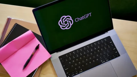Nên chọn: Copilot tích hợp sâu hay ChatGPT dễ dùng?
