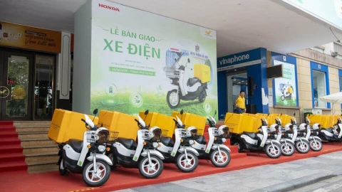 Honda Việt Nam bàn giao xe điện cho Vietnam Post, cùng tăng tốc hành trình xanh