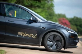 Màn ra mắt gập ghềnh của Tesla Robotaxi: đi sai làn, phanh gấp và bị giới chức "sờ gáy"