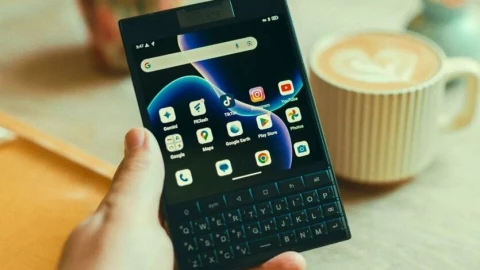 Xuất hiện Unihertz Titan 2: "Hậu duệ" BlackBerry với bàn phím vật lý, màn hình phụ độc đáo