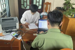 Tuồn đề thi THPT ra ngoài rồi nhờ bạn dùng ChatGPT giải, nam sinh bị bắt tại trận