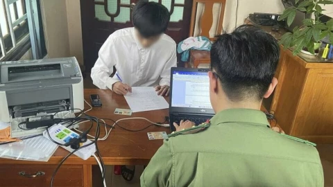 Tuồn đề thi THPT ra ngoài rồi nhờ bạn dùng ChatGPT giải, nam sinh bị bắt tại trận