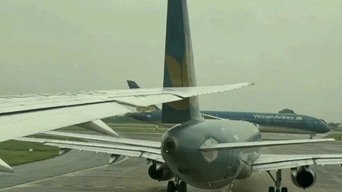 Hai máy bay Vietnam Airlines va chạm tại sân bay Nội Bài, hàng trăm hành khách bị ảnh hưởng