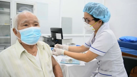 Tiêm vắc xin cho người cao tuổi và người mắc các bệnh mạn tính