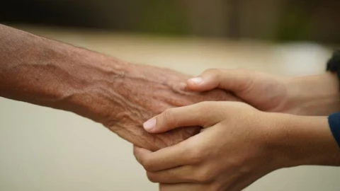 Bạn chọn lời an ủi từ AI hay từ người thật?