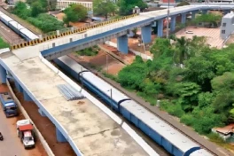 Đẳng cấp "pháp sư" Ấn Độ: xây cầu vượt vuông góc - bạn có dám lái thử?