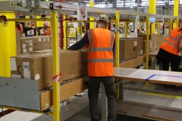 Amazon triển khai robot thứ 1 triệu, phát cảnh báo đỏ về nguy cơ mất việc làm