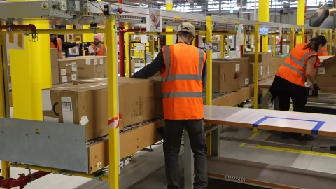 Amazon triển khai robot thứ 1 triệu, phát cảnh báo đỏ về nguy cơ mất việc làm