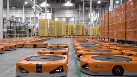 Kho hàng Amazon đang có 1 triệu lao động là robot, tương lai nhân viên kho hàng càng trở nên bấp bênh