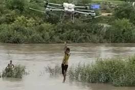 Thán phục anh nông dân dùng drone cứu hai em nhỏ kẹt giữa dòng nước xiết ở Gia Lai