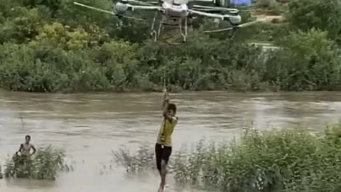 Thán phục anh nông dân dùng drone cứu hai em nhỏ kẹt giữa dòng nước xiết ở Gia Lai