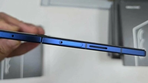Lộ ảnh thật Galaxy Z Fold7 với thiết kế "siêu mỏng cánh" ngay trước thềm ra mắt
