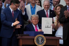 Ông Trump chính thức phê duyệt đạo luật "to và đẹp" với mức cắt giảm thuế lớn nhất trong lịch sử Hoa Kỳ