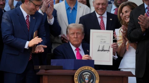 Ông Trump chính thức phê duyệt đạo luật "to và đẹp" với mức cắt giảm thuế lớn nhất trong lịch sử Hoa Kỳ