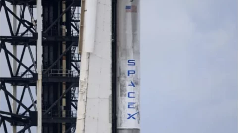 SpaceX bị “tuýt còi” toàn cầu: Mỹ tạm dừng siêu dự án tên lửa, người bạn láng giềng dọa kiện vì rác vũ trụ!