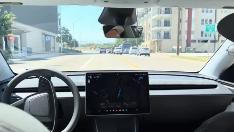 Đây là lý do xe robotaxi của Tesla cần người giám sát ở ghế khách phía trên